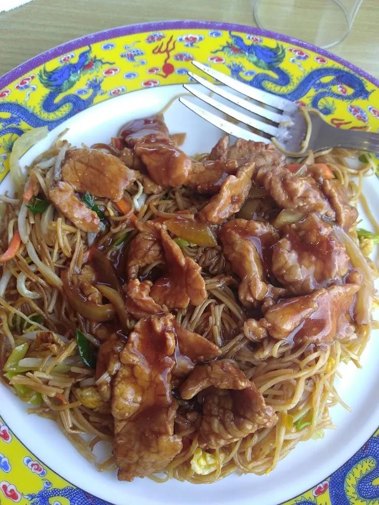 Boeuf Aux Oignons Nouilles Sautées